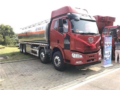 解放J6M前四后八31.5方鋁合金運(yùn)油車(chē)?；?chē)型安全達(dá)標(biāo)下發(fā)，訂車(chē)立減6000元
