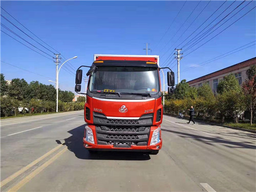 東風(fēng)柳汽腐蝕性物品廂式運(yùn)輸車(chē)已發(fā)車(chē)
