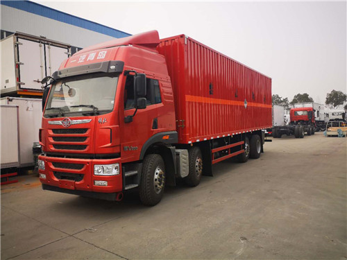 國五解放前四后六雜項(xiàng)危險(xiǎn)物品廂式運(yùn)輸車發(fā)車了，主要運(yùn)輸介質(zhì)為三類?；?包括油漆涂料等
