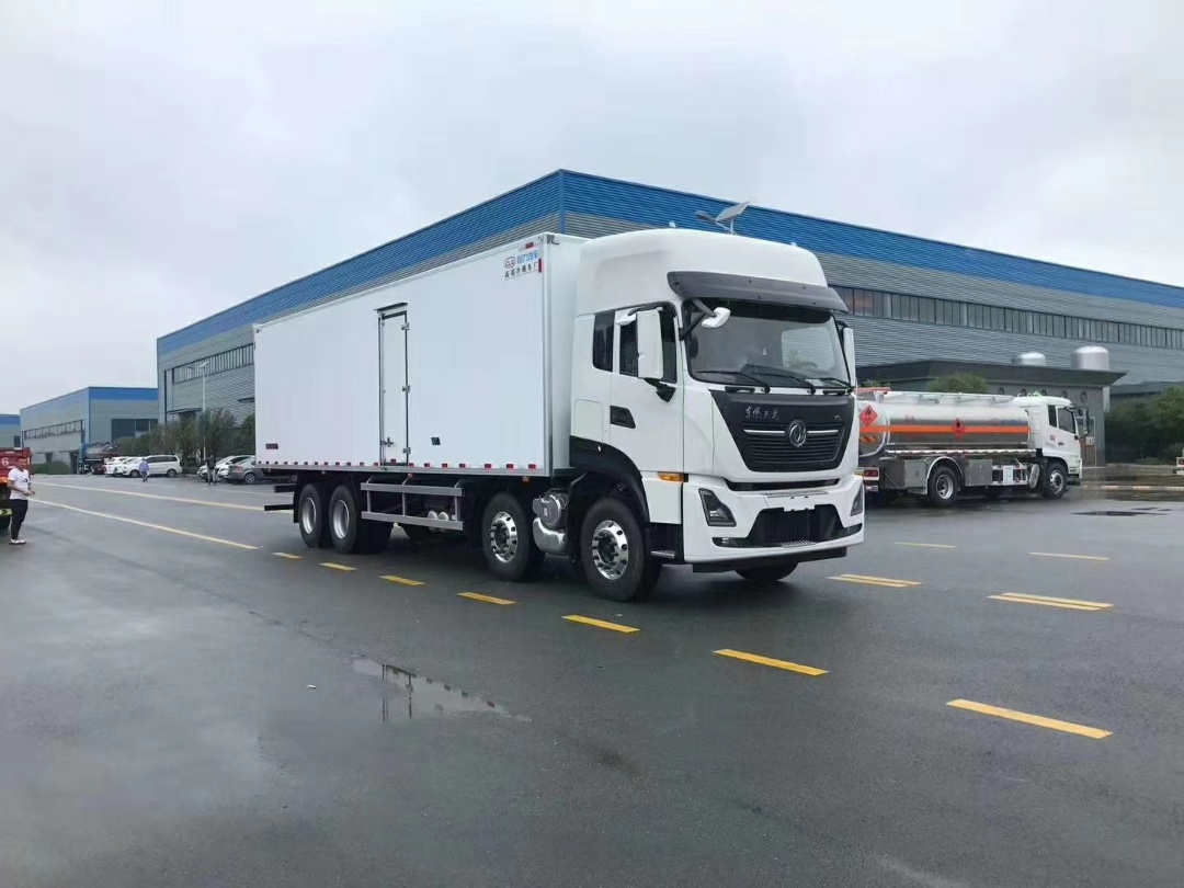 國(guó)六東風(fēng)天龍KL前四后八冷藏車新品上市。