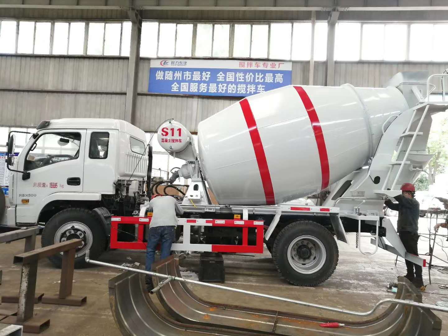兩臺躍進6方攪拌車準備調試完畢發(fā)車，小方量攪拌車，靈活方便，上戶無憂！