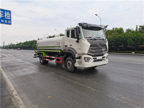 新款重汽豪沃n系列12方灑水車：環(huán)保免征齊全！