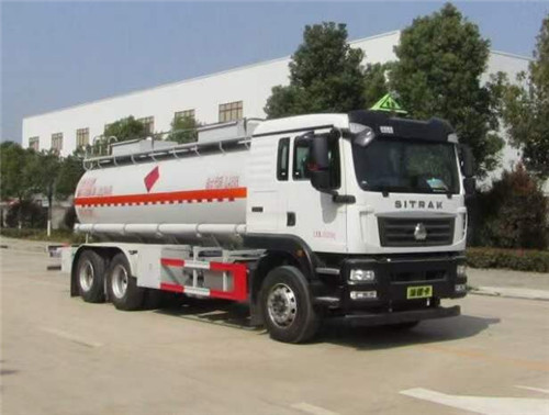 重汽汕德卡后雙橋易燃液體罐式運(yùn)輸車(chē):容積16立方，安全達(dá)標(biāo)也下