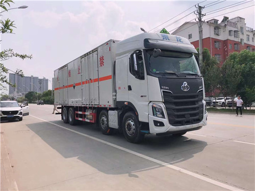 東風(fēng)柳汽四軸9.4米危貨廂式車環(huán)保燃油齊全，可出2類氣瓶、氣體、腐蝕、雜項(xiàng)等合格證，正常辦理營(yíng)運(yùn)證