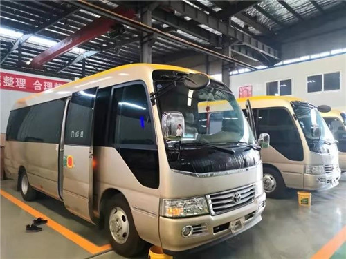 程力集團(tuán)旅居車專業(yè)廠廖總就軍運(yùn)會(huì)專用接待乘用車定制改裝生產(chǎn)情況向天河機(jī)場(chǎng)孟總等相關(guān)采購方作了匯報(bào)，從選購底盤到改裝技術(shù)，詳細(xì)地對(duì)生產(chǎn)等各環(huán)節(jié)進(jìn)行了介紹，并對(duì)目前已經(jīng)改裝出的一臺(tái)豐田考斯特乘用車樣車進(jìn)行了實(shí)物和功能性展示。