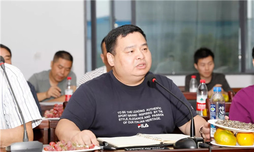 集團公司總經(jīng)理程阿羅在發(fā)言中，要求大家以回顧建國七十周年取得偉大成就為動力，團結拼搏敢為人先，以創(chuàng)新和高質量發(fā)展為戰(zhàn)略抓手，積極為公司發(fā)展建言獻策；強調今年也是程力公司成立15周年，大家要發(fā)揚主人翁的奉獻精神，在第四季度努力完成今年60億的專汽工業(yè)產(chǎn)值。 總經(jīng)理程阿羅勉勵大家，奔跑不停追夢不息，敢作為多作為，為程力公司“雙百工程”（百年品牌、百億產(chǎn)值）貢獻自己的青春和力量，順應新時代中國特色社會主義建設的時代潮流。