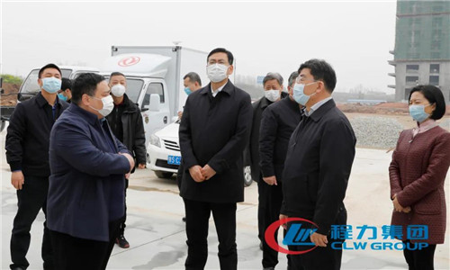 程力汽車集團(tuán)總經(jīng)理向曹廣晶副省長(zhǎng)、隨州市市委書(shū)記陳瑞峰等領(lǐng)導(dǎo)介紹了程力新廠目前的建設(shè)情況。