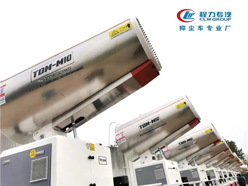 程力集團(tuán)抑塵車專業(yè)廠，程力速度，程力品牌。 國內(nèi)市場自3月中旬，開工復(fù)產(chǎn)擴(kuò)能以來，各廠突擊疫情期間積壓的訂單和井噴式報(bào)復(fù)性消費(fèi)訂單，正如火如荼日夜加班加點(diǎn)趕產(chǎn)。各種大額訂單發(fā)車場景，感染著身邊的每一位員工，有的用戶為搶訂專用汽車和應(yīng)急裝備，排隊(duì)爭搶簽約支付定金，不少用戶提著全款等候在車間，產(chǎn)品下線就被搶購一空，出現(xiàn)了一車難求的壯觀局面。小編特編輯幾組場景圖片，以饗讀者。