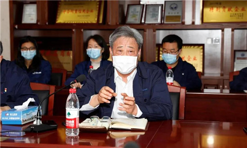 程力汽車集團黨委書記何儒安，向市稅務局第一稽查局的相關領導匯報了2019年度以及疫情期間的黨務工作。
