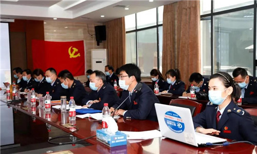 隨州市稅務局第一稽查局的領導及工作人員，向程力汽車集團介紹了疫情期間國家支持的疫情防控和經濟社會發(fā)展的稅收政策并進行宣講。