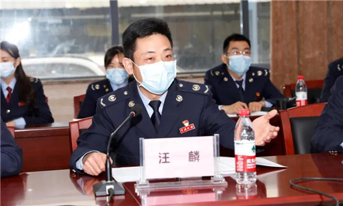在座談中，隨州市稅務局第一稽查局汪局長表示，希望程力汽車集團牢牢把握好這次國家大力扶持優(yōu)秀民營企業(yè)的政策機遇，切合自身實際情況，找準發(fā)展點擴大自身優(yōu)勢，爭取能夠順利完成年度70億生產總值的目標任務，實現(xiàn)公司的穩(wěn)步快速發(fā)展。