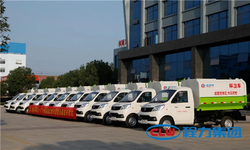  這種小型鄉(xiāng)鎮(zhèn)主流環(huán)衛(wèi)垃圾清運(yùn)車，底盤離地角高，通過性好，箱體方正有效容積率大，特別適合我國(guó)鄉(xiāng)村道路作業(yè)，在廣大鄉(xiāng)鎮(zhèn)及農(nóng)村市場(chǎng)非常受歡迎。