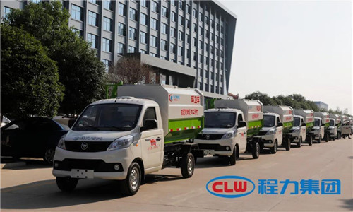  這種小型鄉(xiāng)鎮(zhèn)主流環(huán)衛(wèi)垃圾清運(yùn)車，底盤離地角高，通過性好，箱體方正有效容積率大，特別適合我國(guó)鄉(xiāng)村道路作業(yè)，在廣大鄉(xiāng)鎮(zhèn)及農(nóng)村市場(chǎng)非常受歡迎。