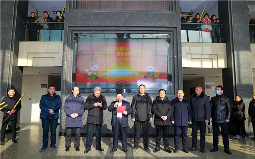 集團(tuán)公司高層組織在家的主要領(lǐng)導(dǎo)，以及各部門的中層干部及負(fù)責(zé)人，各直屬廠、專業(yè)廠、集團(tuán)成員廠總經(jīng)理，戶主經(jīng)理與各銷售精英團(tuán)隊負(fù)責(zé)人，程力汽車集團(tuán)簽約網(wǎng)紅共計200余人，在程力總部八號樓迎賓大廳共同見證了超額完成75億專汽產(chǎn)值的祝賀儀式。
