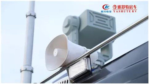 　頂部：雷達(dá)偵測(cè)設(shè)備，電子干擾及無人機(jī)誘騙一體，無線電檢測(cè)設(shè)備，光電跟蹤設(shè)備