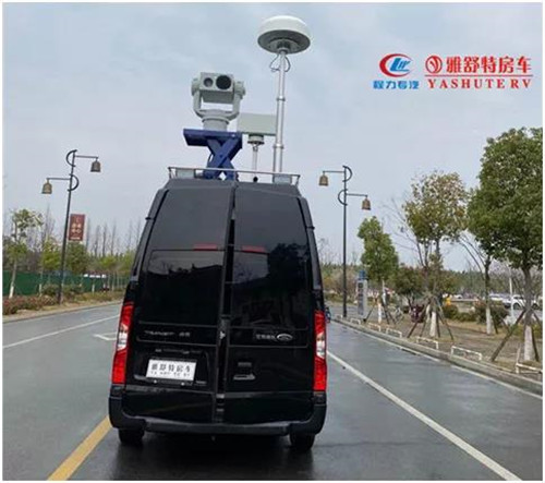 福特新世代通信指揮車正是利用先進(jìn)的大功率廣播指揮系統(tǒng)、現(xiàn)代無線通信技術(shù)、計(jì)算機(jī)技術(shù)、圖像采集技術(shù)、無線圖像傳輸技術(shù)、強(qiáng)光照明技術(shù)等，實(shí)現(xiàn)單兵－指揮車－指揮中心的通信聯(lián)絡(luò)、指揮調(diào)度等功能，是公安、消防、武警及人防等部門針對(duì)大型混亂現(xiàn)場(chǎng)的群眾疏散、搶險(xiǎn)救援的綜合移動(dòng)平臺(tái)，是現(xiàn)代通信技術(shù)及其它高科技技術(shù)的綜合運(yùn)用。