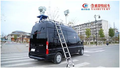 外部：配備便攜式登頂梯， 在車體尾門做加強(qiáng)板預(yù)埋，設(shè)計(jì)登頂梯連接件，并裝有防滑腳踏板，結(jié)構(gòu)強(qiáng)度高，使用安全、可靠。
