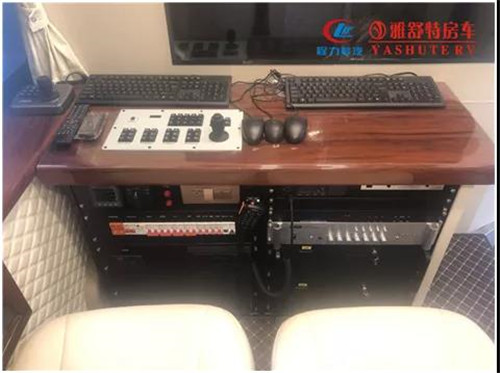 工作臺(tái)：機(jī)柜上部為實(shí)木工作臺(tái)面，安裝有頂部云臺(tái)攝像機(jī)控制手柄，便于操作人員辦公使用；