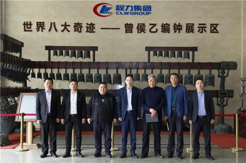 在程力汽車集團總部迎賓大廳，雙方代表觀摩世界八大奇跡編鐘后合影紀念　　