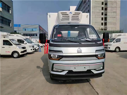 國六豪沃新款智相跨界冷藏車，3.8米藍牌國六冷藏車
