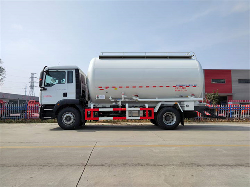 1687183736593408.jpg 重汽汕德卡單橋粉粒物料運(yùn)輸車 (2).jpg